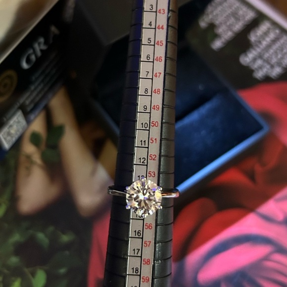 GORGEOUS 2ct solitaire genuine moissanite diamond ring NIB💍 - Picture 5 of 7